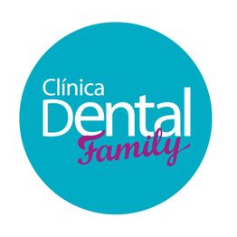 Logotipo circular azul de "Clínica Dental Family" en blanco y rosa.