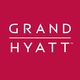 Logotipo com texto "Grand Hyatt" em branco sobre fundo vermelho.