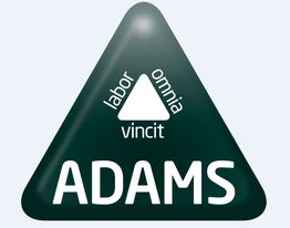Logo triangular de ADAMS con texto "labor omnia vincit". Fondo verde oscuro.