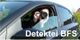 Person im Auto fotografiert durch das offene Fenster, Text „Detektei BFS“.