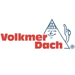 Logo mit rotem Text "Volkmer Dach" und einem gezeichneten Dach, das ein Gesicht und Finger zeigt.