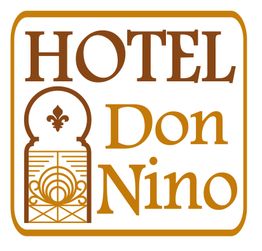 Logotipo del Hotel Don Nino con diseño de ventana y decoración en tonos marrones.