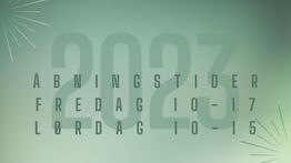 Åbningstider 2023: Fredag 10-17, Lørdag 10-15, grøn baggrund med stjernedesign.