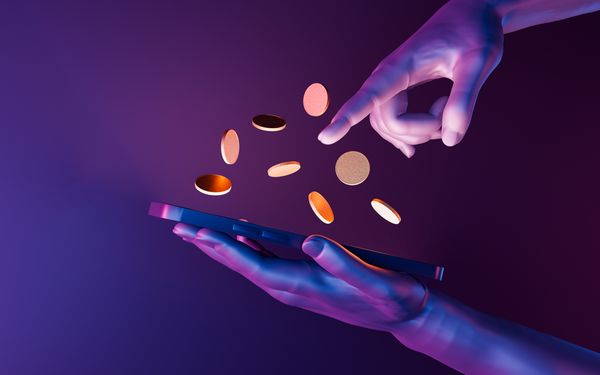 Digitale Hände steuern schwebende Münzen über einem Smartphone und symbolisieren die Kontrolle von IT-Kosten.