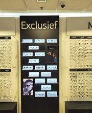 Brillenwinkel display met borden 'Exclusief' en 'Man', met diverse brillen getoond.