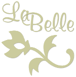 "LaBelle" in eleganter Schrift, stilisierte Blumenverzierung darunter.