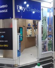 Loja de câmbio com letreiros DayCâmbio e Western Union, interior visível ao fundo.