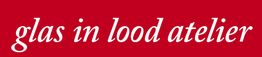 "Witte tekst 'glas in lood atelier' op een rode achtergrond."