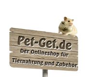 Holzschild mit Aufschrift "Pet-Get.de – Onlineshop für Tiernahrung", oben sitzt ein Hamster.