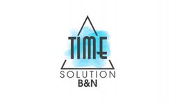 Logo mit Text „TIME SOLUTION B&N“, Dreieck und blauem Pinselstrich im Hintergrund.