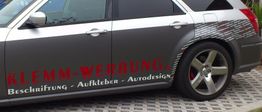Auto mit Firmenwerbung auf der Seite: "Klemm-Werbung, Beschriftung, Aufkleber, Autodesign".