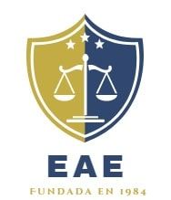 Escudo dividido con balanza y estrellas, texto EAE, fundada en 1984. Colores dorado y azul.
