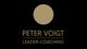 Schwarzer Hintergrund, goldener Kreis, darunter "PETER VOIGT LEADER-COACHING" in Goldschrift.