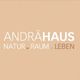 Text "ANDRÄHAUS NATUR . RAUM . LEBEN" auf beigem Hintergrund.