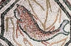 Mosaico antico raffigurante un pesce con tessere colorate su sfondo chiaro.