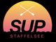 Logo mit "SUP Staffelsee" und gekreuzten Paddeln auf Sonnenuntergangshintergrund.