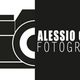 Logo con fotocamera e testo: Alessio Cola, Fotografo. Design in bianco e nero.