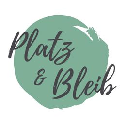 Grüner Kreis mit der Aufschrift "Platz & Bleib" in schwarzer Schrift.