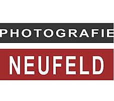 Schwarz-weiß-rotes Logo mit Text: "Photografie Neufeld".