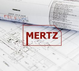 Blaupausen mit technischem Design, rotes Logo „MERTZ“ im Vordergrund.