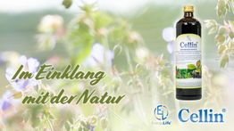 Flasche eines Produkts vor blumigem Hintergrund mit dem Text "Im Einklang mit der Natur."