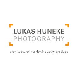 Logo mit Text "Lukas Huneke Photography", Fokus auf Architektur, Interieur, Industrie, Produkt.