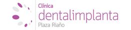 Logotipo de Clínica Dentalimplanta Plaza Riaño en letras moradas con círculo de pétalos.