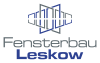 Logo von Fensterbau Leekow mit abstraktem Fenstermotiv in Blau und Grau.