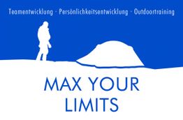 Bergsteiger und Zelt auf Schnee mit Text: "Teamentwicklung, Persönlichkeitsentwicklung, Outdoortraining".