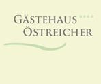 Logo des Gästehauses Östreicher mit vier Sternen auf blassem Hintergrund.