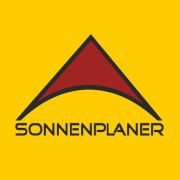 Logo mit rotem Dreieck über Text "SONNENPLANER" auf gelbem Hintergrund.