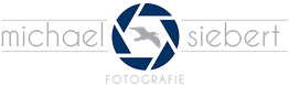 Logo mit Schrift "michael siebert Fotografie", stilisierte Kameraöffnung und Vogelmotiv.