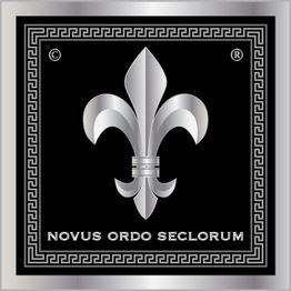 Silberne Lilie auf schwarzem Hintergrund mit griechischem Muster und Text: "Novus Ordo Seclorum".