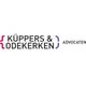 Logo met tekst "Küppers & Odekerken Advocaten" en decoratieve haakjes in rood en blauw.