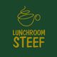 Groene achtergrond met het logo van Lunchroom Steef en een getekend kopje koffie erboven.
