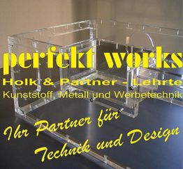 Transparentes Modell mit gelber Aufschrift: "perfekt works" und Kontaktinformationen.