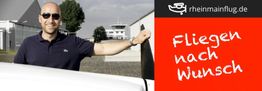 Ein Mann mit Sonnenbrille steht lächelnd neben einem Flugzeug. Text: "Fliegen nach Wunsch".
