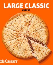 Pizza de queso grande, estilo clásico de Little Caesars sobre fondo naranja.