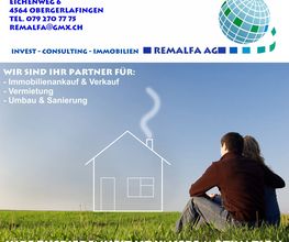 Ein Paar sitzt auf einer Wiese, daneben ein skizziertes Haus. Text über Immobilienberatung.
