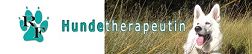 Logo mit Schriftzug "Hundetherapeutin" und Pfote, daneben fröhlicher Hund im Gras.