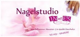 Nagelstudio-Werbung mit Blume und Kontaktangaben, verheißt gepflegte Nägel und auffälliges Design.