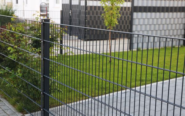 Stabmattenzaun als Abgrenzung zu einem privaten Grundstück