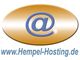 Goldenes Oval mit blauem @-Zeichen und Website-Text: www.Hempel-Hosting.de.