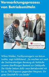 Personen diskutieren Betriebsmittelprozesse. Text lobt eine Geschäftsidee mit hoher Ersparnis.