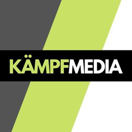 Schwarz-grünes Logo mit Text "KÄMPF MEDIA" auf diagonalen Streifen.
