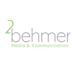 Behmer-Logo mit grünem "2", Text: "behmer Media & Communication".