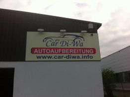 Gebäudewand mit Schild "Car Di-Wa Autoaufbereitung", Webseite: www.car-di-wa.info.