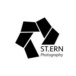 Schwarzes Logo einer Kamera-Blende mit Text "ST.ERN Photography" auf weißem Hintergrund.