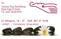 Tarjeta de clínica estética con logo, dirección en Córdoba, teléfono y piedras con flor.