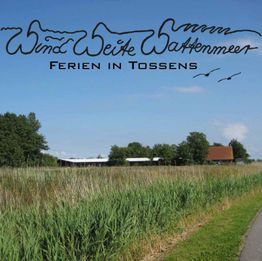 Landschaft mit Bäumen und Häusern unter blauem Himmel, Text: "Wind, Weite, Wattenmeer".
